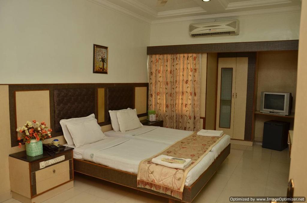 Hotel Aryaas Palayankottai Ngoại thất bức ảnh