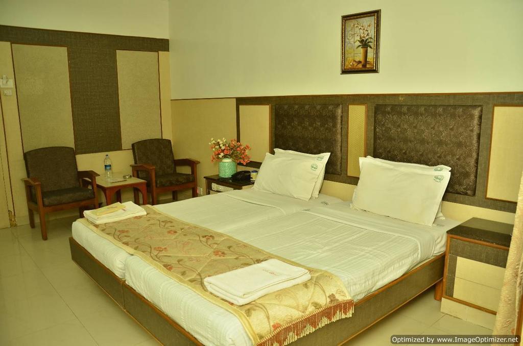 Hotel Aryaas Palayankottai Ngoại thất bức ảnh